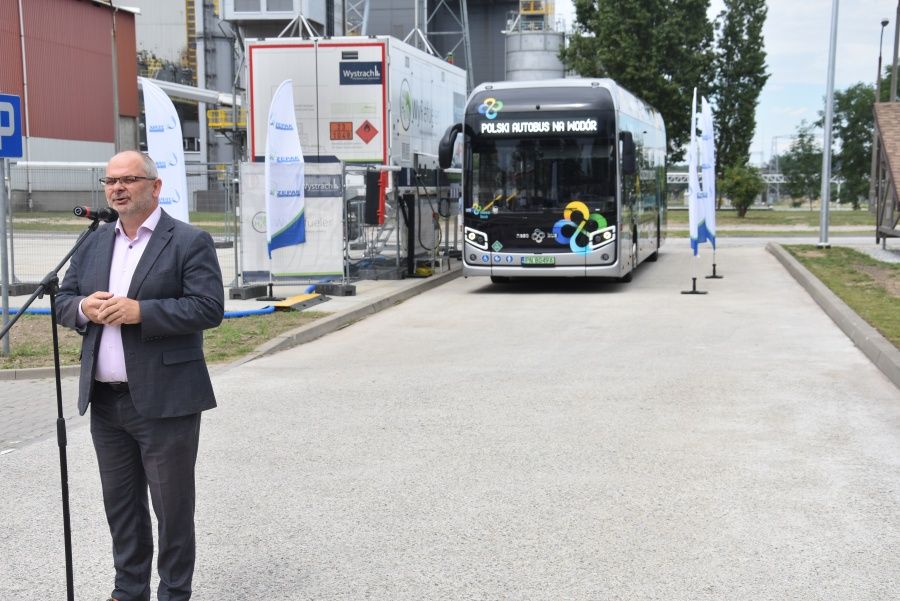 Pierwsze tankowanie autobusu wodorowego w mobilnej stacji ZE PAK